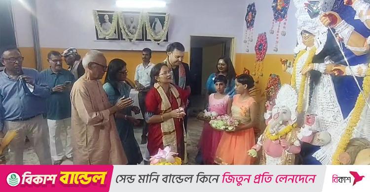 সম্প্রীতির অনন্য নজির / মুসলিম শিল্পীর তৈরি প্রতিমায় পূজা করছে এইচআইভি আক্রান্ত শিশুরা