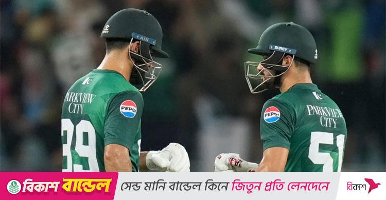 পাকিস্তানকে ভালো সূচনা এনে দিলেন দুই ওপেনার