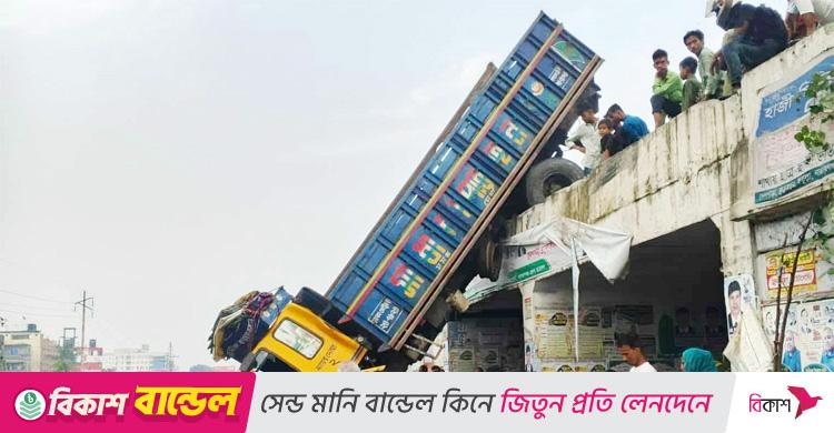 ওভারপাসের রেলিং ভেঙে ঝুলে পড়লো ট্রাক, আহত ১