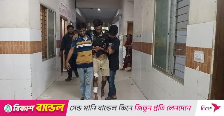 চুয়াডাঙ্গায় হাসপাতাল চত্বরে যুবককে কুপিয়ে জখম