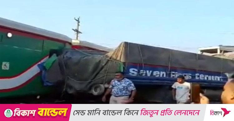 গাজীপুরে কক্সবাজারগামী পর্যটকবাহী ট্রেনের সঙ্গে ট্রাকের সংঘর্ষ