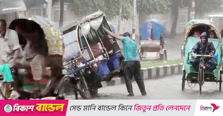 ঢাকায় মুষলধারে বৃষ্টি, অফিস শেষে ঘরে ফিরতে ভোগান্তি