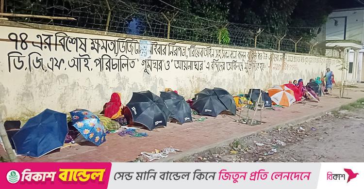 রাজশাহীতে ওএমএস চালের জন্য রাতভর লাইনে সাধারণ মানুষ