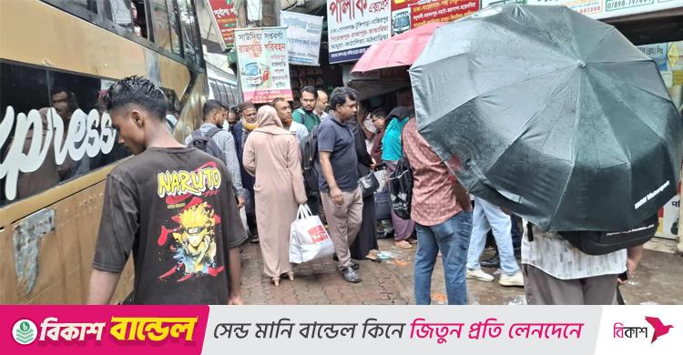৪ দিনের ছুটি শুরু, ঢাকা ছাড়তে সায়েদাবাদে বৃষ্টি মাথায় যাত্রীরা