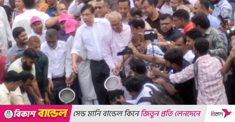 জিয়ার মাজার কমপ্লেক্সের লেকে মাছের পোনা অবমুক্ত