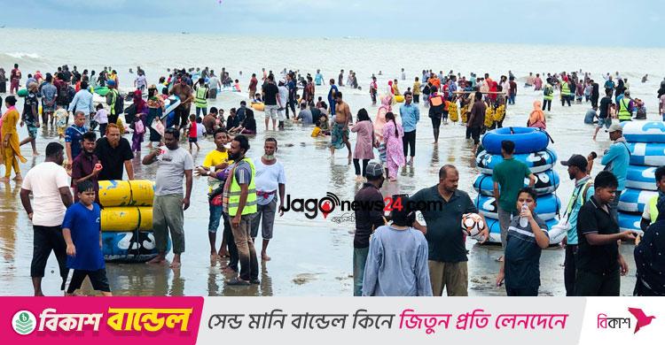 পর্যটক-দর্শনার্থীতে লোকারণ্য কক্সবাজার