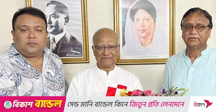 ৮০ বছরে খন্দকার মোশাররফ, নেতাকর্মীদের ফুলেল শুভেচ্ছা