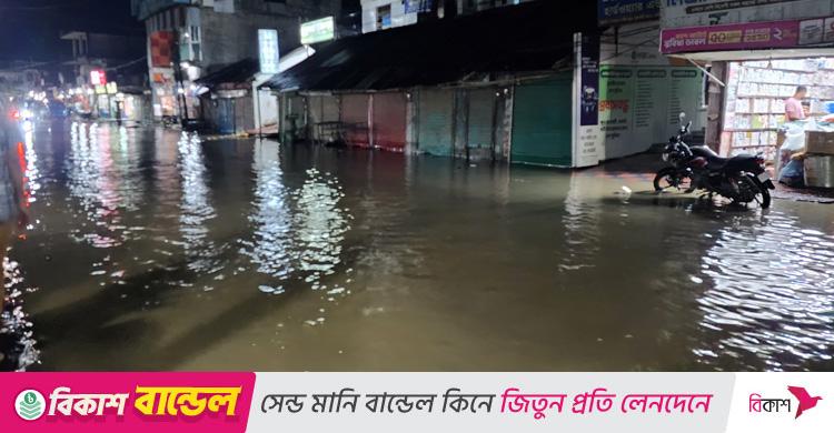 মুহুরী নদীর পানি বেড়ে ফুলগাজী বাজার প্লাবিত
