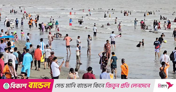 পূজার ছুটিতে কুয়াকাটায় পর্যটকের ঢল