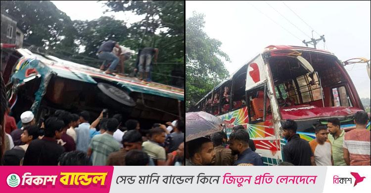 বৈদ্যুতিক খুঁটিতে ধাক্কা দিয়ে উল্টে গেলো বাস, নিহত ৩