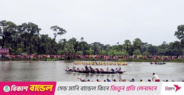 পটুয়াখালীতে নৌকাবাইচ দেখতে মানুষে ভিড়