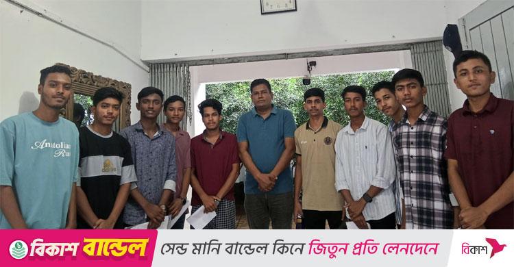 ১২০ টাকায় পুলিশে চাকরি পেলেন মিরসরাইয়ের ১০ তরুণ
