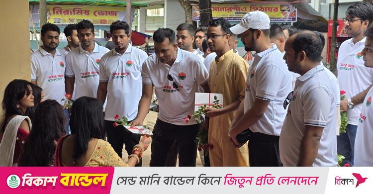বিজয়া দশমীতে তারেক রহমানের পক্ষ থেকে ঢাবিতে চিঠি-গোলাপ বিতরণ