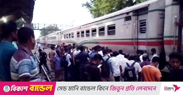 বাংলাবান্ধা এক্সপ্রেস ট্রেনের চাকায় আগুন