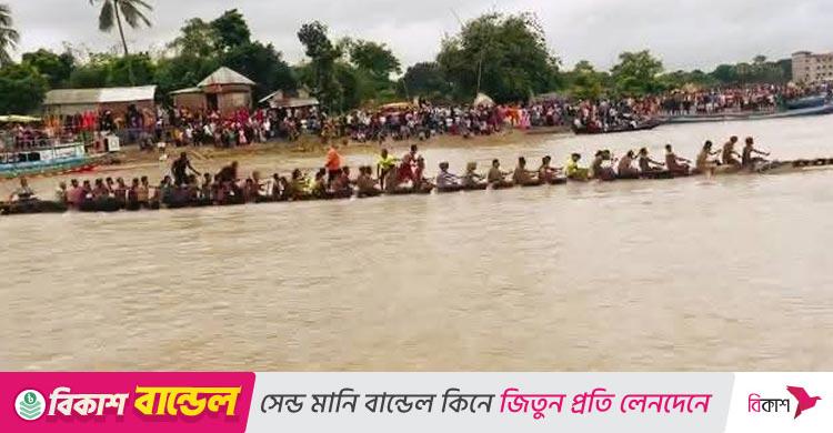 নড়াইলে নৌকাবাইচ দেখতে হাজারো মানুষের ঢল