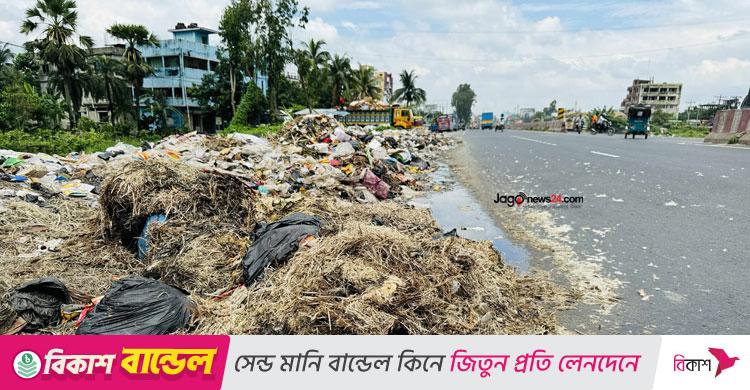 ঢাকা-চট্টগ্রাম মহাসড়কে ময়লার স্তূপ, দুর্গন্ধে নাকাল পথচারীরা