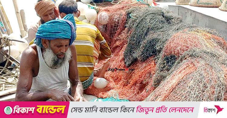 মধ্যরাত থেকে ইলিশ ধরায় নিষেধাজ্ঞা, দুশ্চিন্তায় জেলেরা