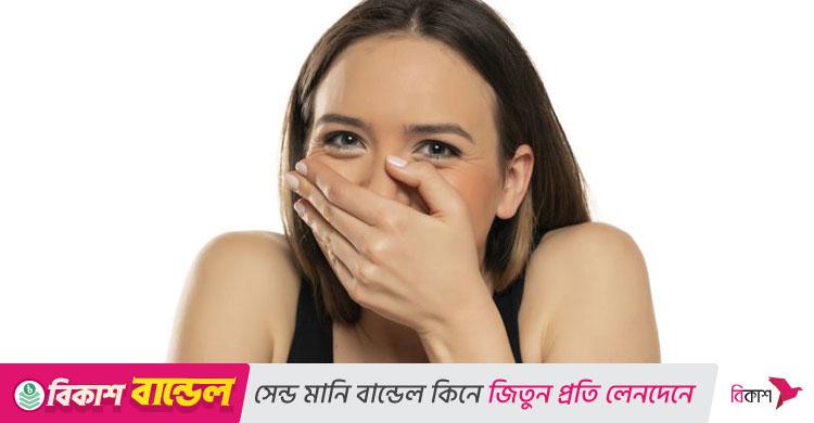 সিরিয়াস মুহূর্তে হঠাৎ হাসি আসে কেন?