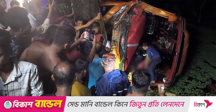 মাদারীপুর / নিয়ন্ত্রণ হারিয়ে বাস খাদে পড়ে নারী নিহত, আহত ৩০