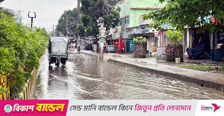 টানা বৃষ্টিতে বিপর্যস্ত চাঁপাইনবাবগঞ্জের জনজীবন