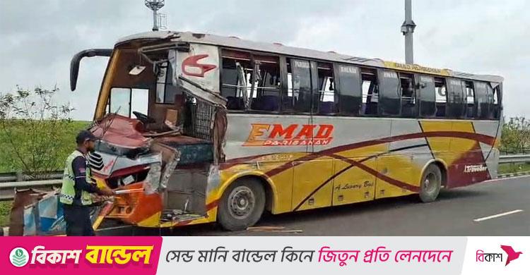 এক্সপ্রেসওয়েতে থেমে থাকা বাসে অন্য বাসের ধাক্কায় হেলপার নিহত