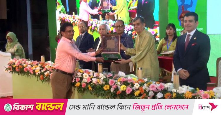 ‘গুণী শিক্ষক’ সম্মাননা পেলেন ১২ জন