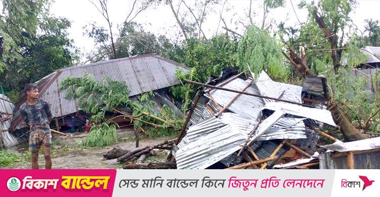 আধাঘণ্টার ঝড়ে লন্ডভন্ড ৬ শতাধিক বাড়িঘর