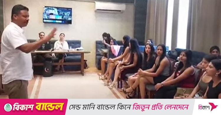 ছোট পোশাক পরায় মডেলদের শাসালেন ডানপন্থি নেতা
