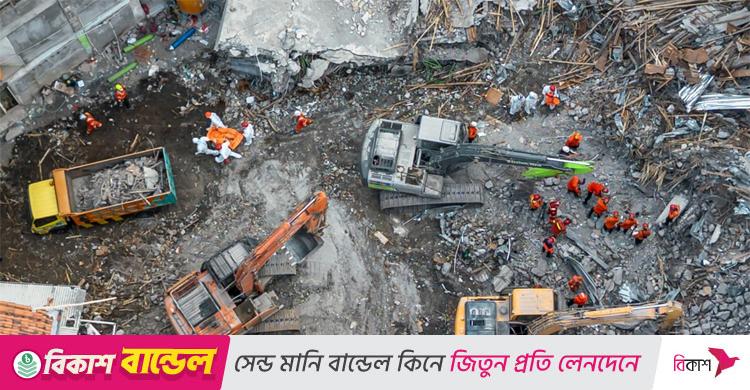 ইন্দোনেশিয়ায় স্কুল ধসে মৃতের সংখ্যা বেড়ে ৫৪