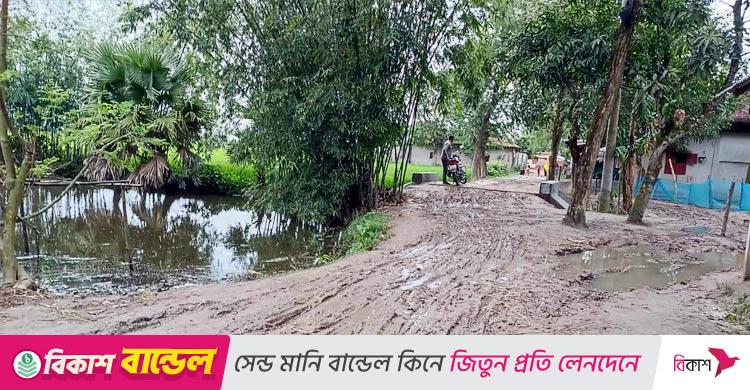 এক কিলোমিটার কাঁচা রাস্তায় ভুগছে অর্ধলাখ মানুষ