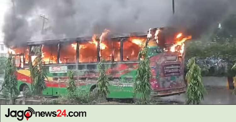 নারায়ণগঞ্জে সড়ক দুর্ঘটনায় পথচারী নিহত, বাসে আগুন