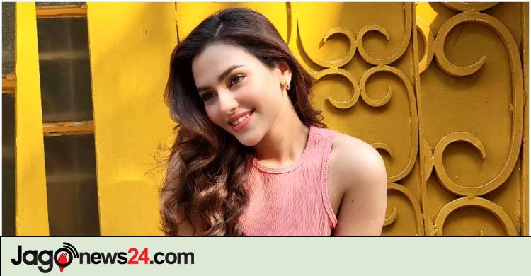 মানুষের কাছ থেকে টাকা চাইছেন ‘ভুয়া’ নুসরাত ফারিয়া