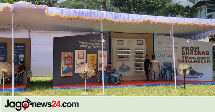 স্টল সাজিয়ে বসে উদ্যোক্তারা, নেই দর্শনার্থী