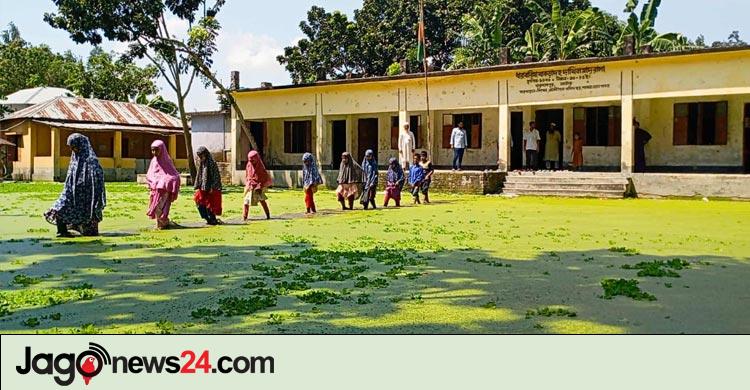 মাদরাসার মাঠে জলাবদ্ধতা, পানি মাড়িয়ে করতে হয় ক্লাস