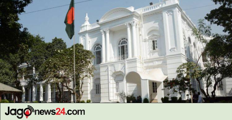 ট্রাইব্যুনালে জবানবন্দি / থানার গেটের বাম দিকে রাস্তায় ভ্যানের ওপর লাশের স্তূপ দেখতে পাই