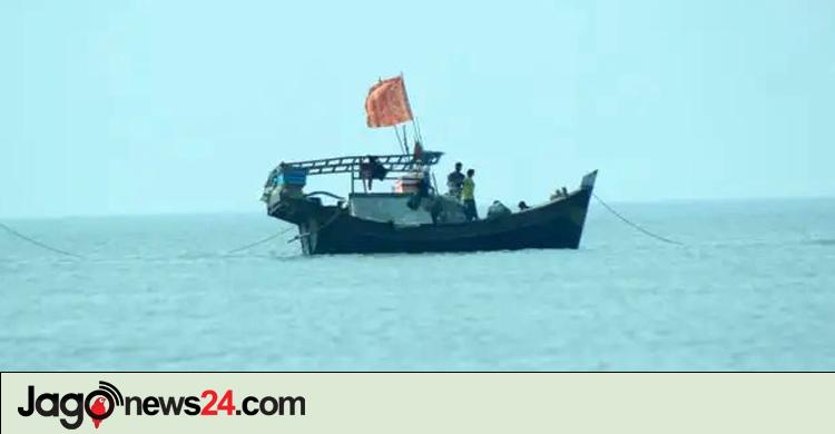 বঙ্গোপসাগরে পাঁচদিন ধরে ভাসা ট্রলারসহ ২৬ জেলে উদ্ধার