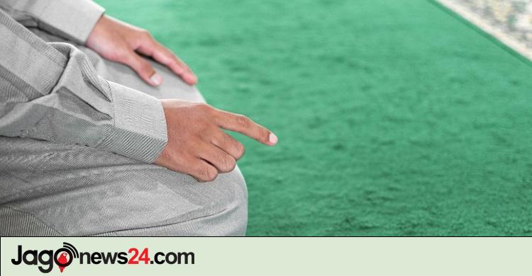 নামাজের তাশাহহুদে আঙুল ওঠানোর নিয়ম