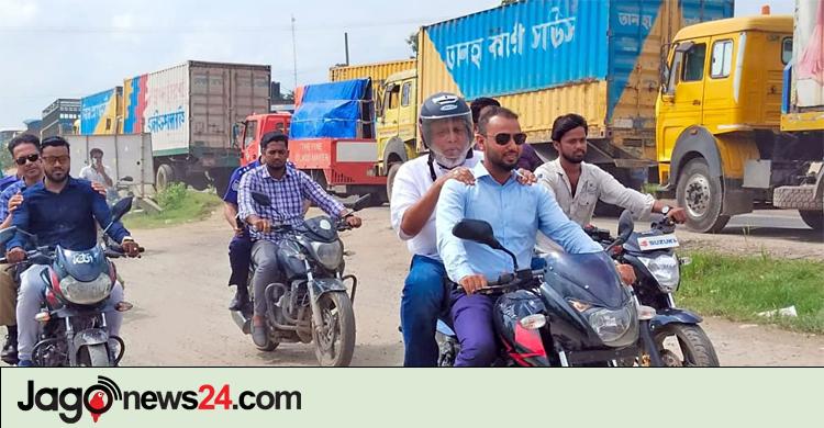 উপদেষ্টাকে বহনকারী চালকের হেলমেট নেই, শাস্তি দাবি পুসাবের