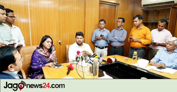বন্ধ করবে না, নতুন গণমাধ্যম অনুমোদন দেবে সরকার: মাহফুজ আলম