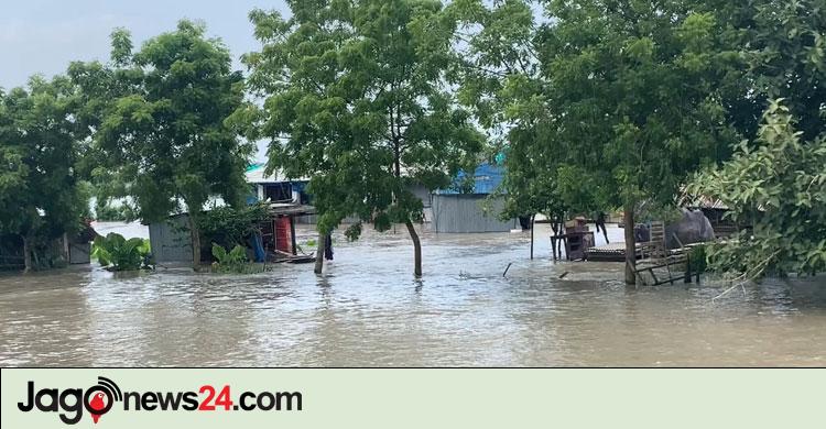 খুলনায় বাঁধ ভেঙে পানিবন্দি শতাধিক পরিবার