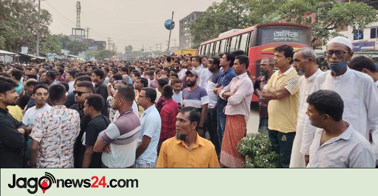মহাসড়কের একপাশ বন্ধ করে বিএনপি নেতার স্মরণসভা