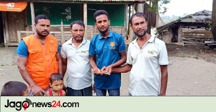 বাগেরহাটে লোকালয় থেকে কুমিরের ছানা উদ্ধার