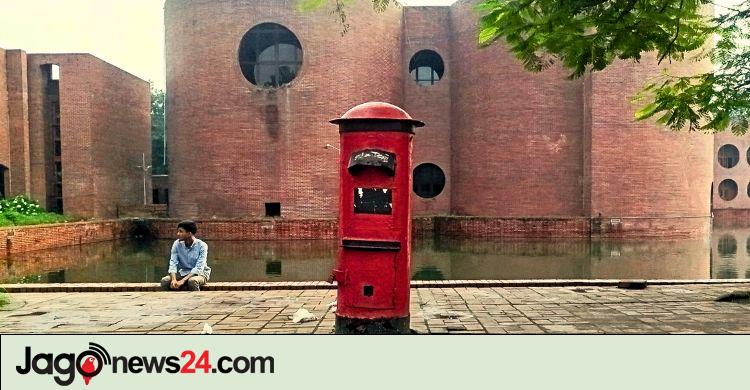 আমরা কেন ডাকবাক্সের সঙ্গে ছবি তুলি