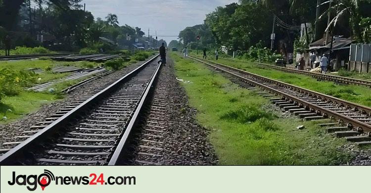 ফেনীতে ট্রেনে কাটা পড়ে দুই যুবক নিহত