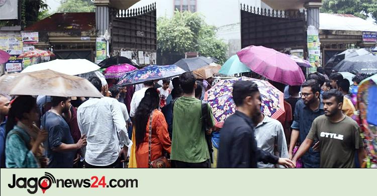 ঢাকায় থেমে থেমে বৃষ্টি, দুর্ভোগে পরীক্ষার্থী-শ্রমজীবী মানুষ