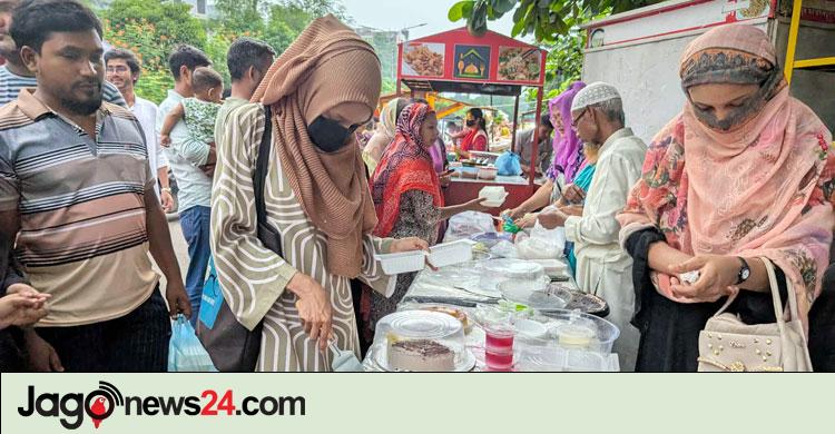 ক্রেতা-দর্শনার্থীর ভিড়ে জমজমাট আগারগাঁওয়ের ‘কেকের হাট’