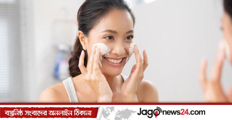 সাবান দিয়ে মুখ পরিষ্কার করলে কী হয় জানেন?