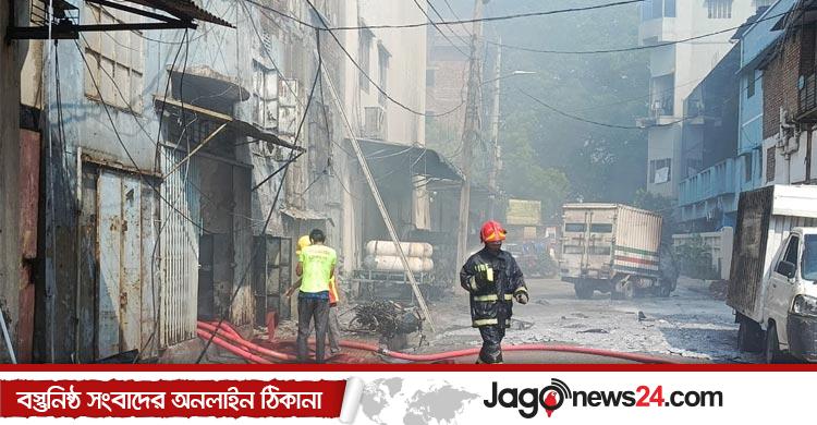৪ ঘণ্টায়ও নিয়ন্ত্রণে আসেনি মিরপুরে কেমিক্যাল গোডাউনের আগুন