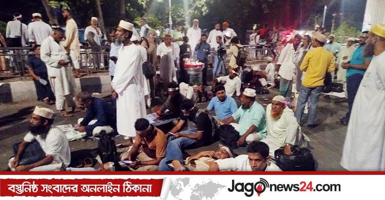 হাইকোর্টের সামনের সড়কে আন্দোলনরত শিক্ষকদের অবস্থান