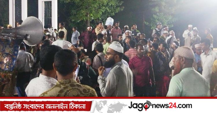 শহীদ মিনারে ফিরে গেলেন শিক্ষকরা, রাতে সেখানেই অবস্থান